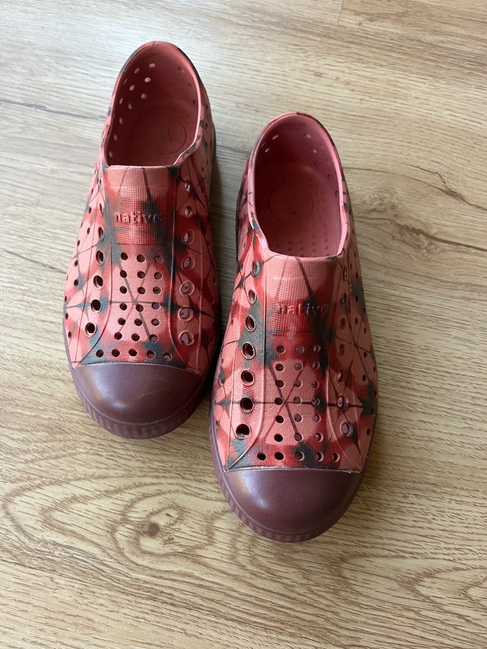 Native Jefferson Burgundy Print Shoes Kids C12